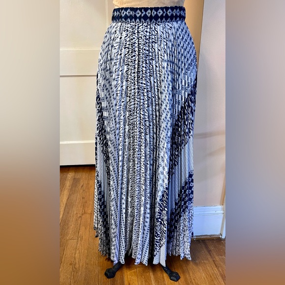 Chicos Size 0 Pleated Accordian Geo Print Maxi Skirt - Picture 3 of 5